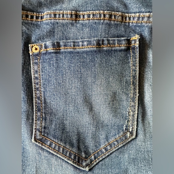 Old Navy boyfriend mid-rise jeans. Raw hem, size 4 regular - Picture 5 of 6